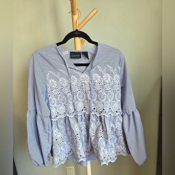 💫2 For $30💫 Bundle Corresponding Items For Deal!!! Blue and White Lace Blouse - Picture 1 of 6